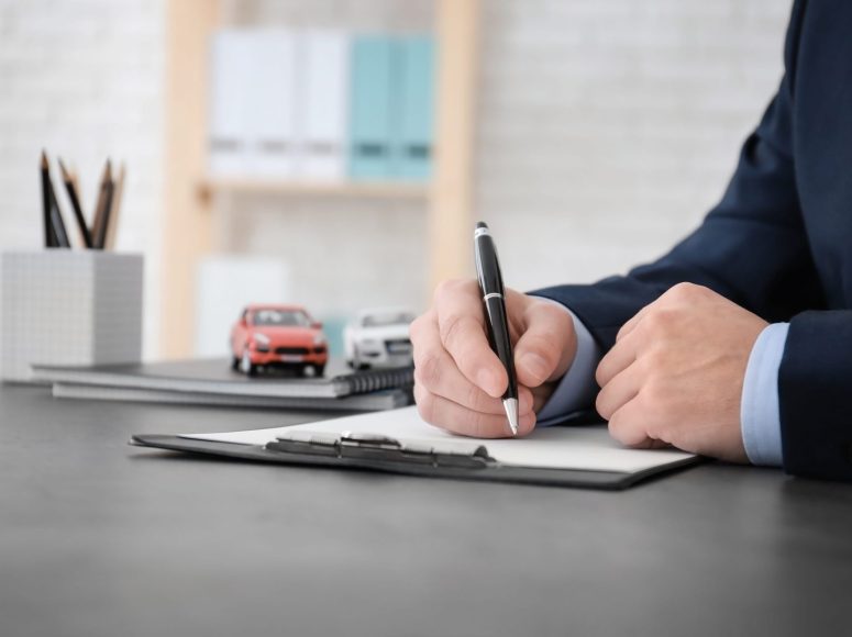 Kunde von Autohaus Kellermann TOP Markenspezialist für Renault und Dacia unterzeichnet eine Neuwagen-Vollmacht.