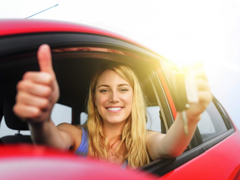 Gut gelaunte Frau, die den Daumen nach oben streckt, nachdem Autohaus Kellermann ihr die Inzahlungnahme angenehm gestaltet hat.